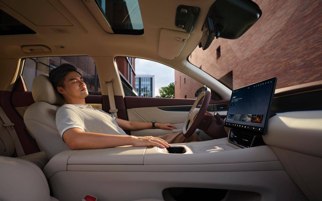 楊子驚嘆朱廣權打call,東風風神L8的全家滿意哲學