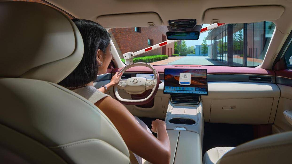 楊子驚嘆朱廣權打call,東風風神L8的全家滿意哲學