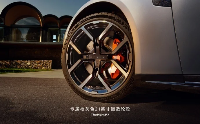 全新小鵬P7鵬翼門亮相:擁有啞光銀配色和迎賓踏板等專屬配置 全新小鵬P7鵬翼門亮相:擁有啞光銀配色和迎賓踏板等專屬配置